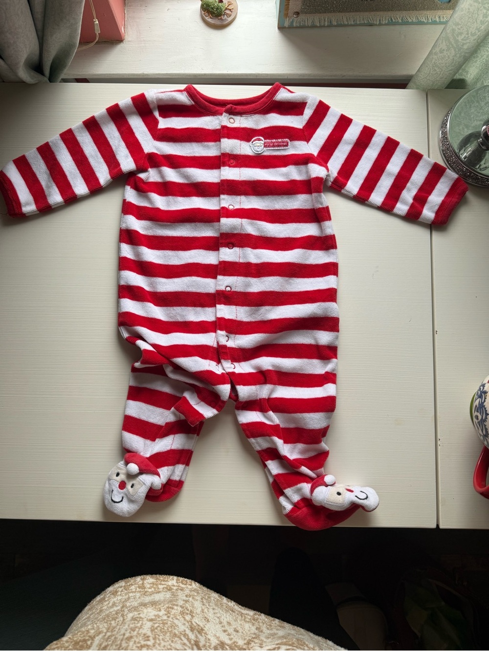 🎄 Carter’s Baby Santa Stripe Footed Pajamas – Excellent Condition! 6 months